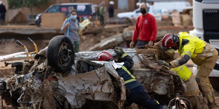 Vigili del fuoco a Valencia, nella zona del disastro (Ansa)