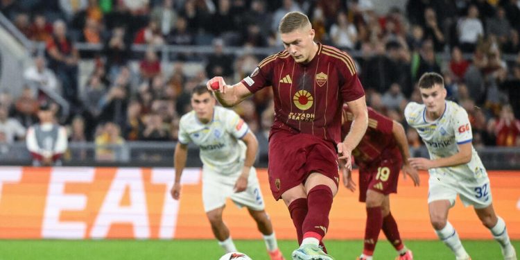 Artem Dovbyk a segno su rigore con la Roma (Foto ANSA)