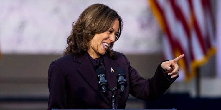 Kamala Harris durante il primo discorso dopo la sconfitta, 6 novembre 2024 (Ansa)