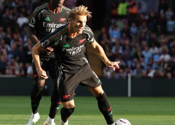 Martin Odegaard in azione con l'Arsenal (Foto ANSA)