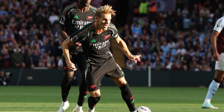 Martin Odegaard in azione con l'Arsenal (Foto ANSA)