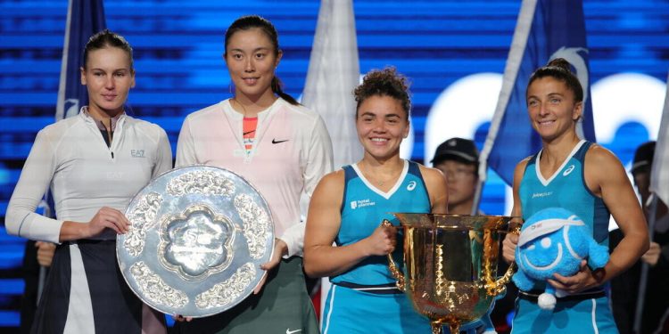 Le finaliste del doppio femmnile al China Open 2024, vinto da Sara Errani e Jasmine Paolini (Foto ANSA)