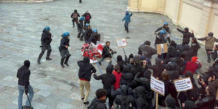 Scontri a Bologna con la polizia