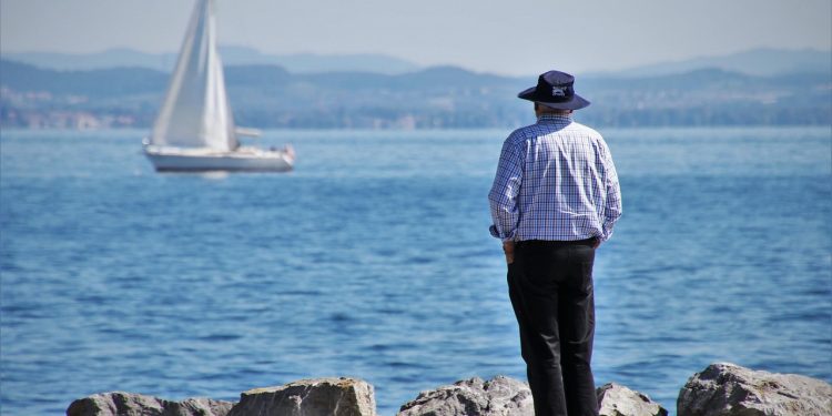 Uomo anziano al lago