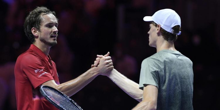 Jannik Sinner e Daniil Medvedev al termine del match al Six Kings Slam (Foto ANSA)