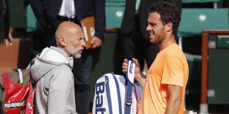 Il preparatore atletico Umberto Ferrara, qui con Marco Cecchinato (Foto ANSA)