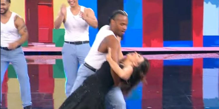 Colombia Salsa Style con Sabrina Ferilli a Tu si que vales (Screenshot)