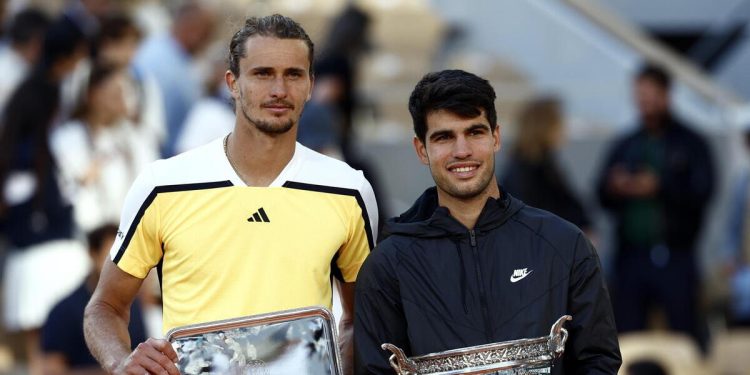 Alexander Zverev e Carlos Alcaraz con i trofei del Roland Garros (Foto ANSA)