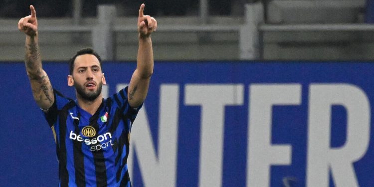 L'esultanza di Hakan Calhanoglu con l'Inter (Foto ANSA)