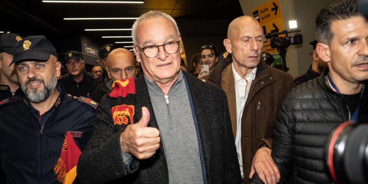 Claudio Ranieri accolto dai tifosi della Roma (Foto ANSA)