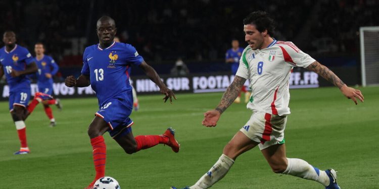 N'Golo Kante contrasta Sandro Tonali in Francia Italia (Foto ANSA)