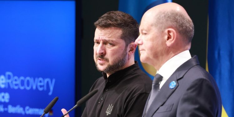 Volodymir Zelensky, presiedente dell'Ucraina, con Olaf Scholz, cancelliere tedesco (Ansa)