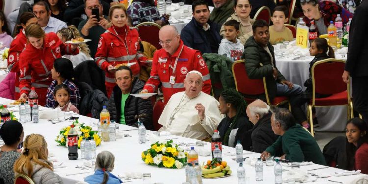 Papa Francesco pranza coi poveri in Vaticano