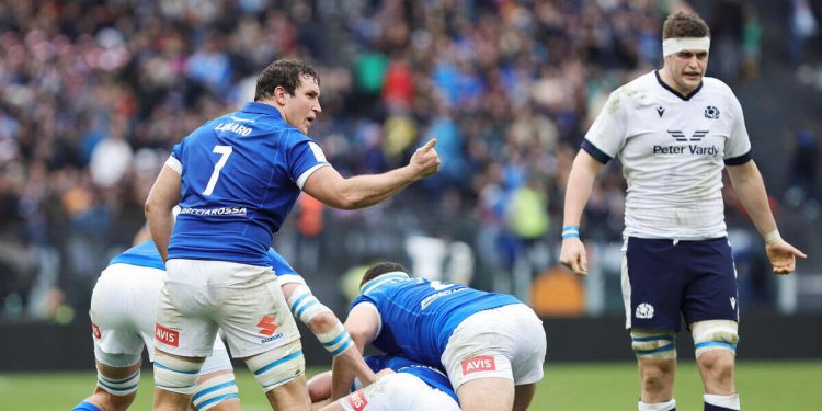 Michele Lamaro con l'Italia di rugby (Foto ANSA)