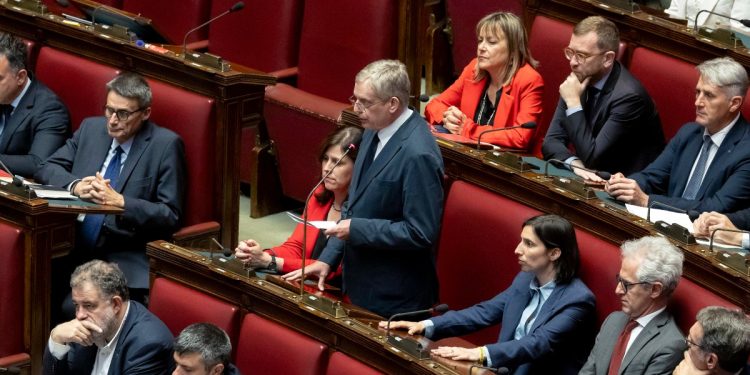 I deputati del Pd alla Camera durante la commemorazione della morte di Enrico Berlinguer, 11 giugno 2024 (Ansa)