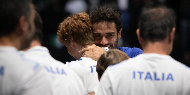 Matteo Berrettini abbraccia Jannik Sinner in Coppa Davis (Foto ANSA)