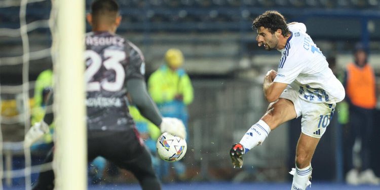 Patrick Cutrone al tiro con il Como (Foto ANSA)