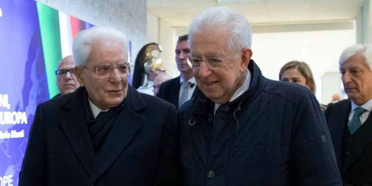 Il presidente della Repubblica Sergio Mattarella con Mario Monti, senatore a vita (Ansa)