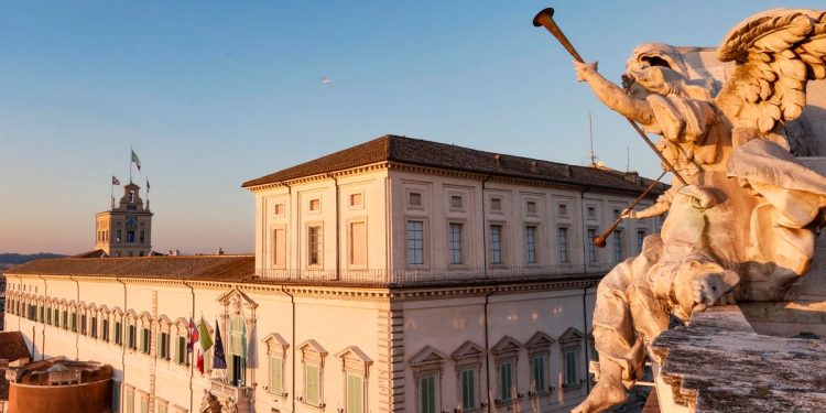 Il Quirinale visto dal Palazzo della Consulta (Ansa)