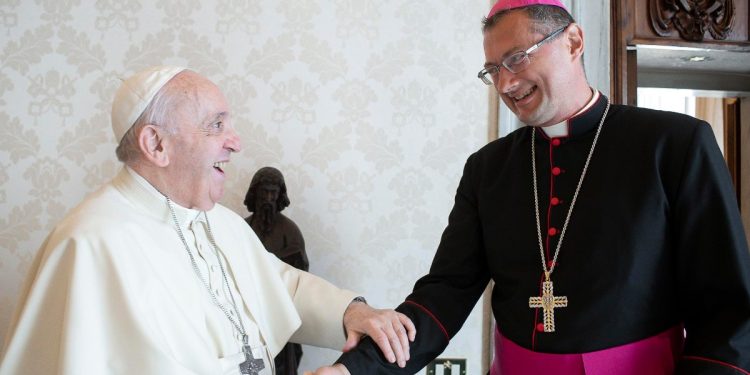 Papa Francesco con il nunzio in Ucraina