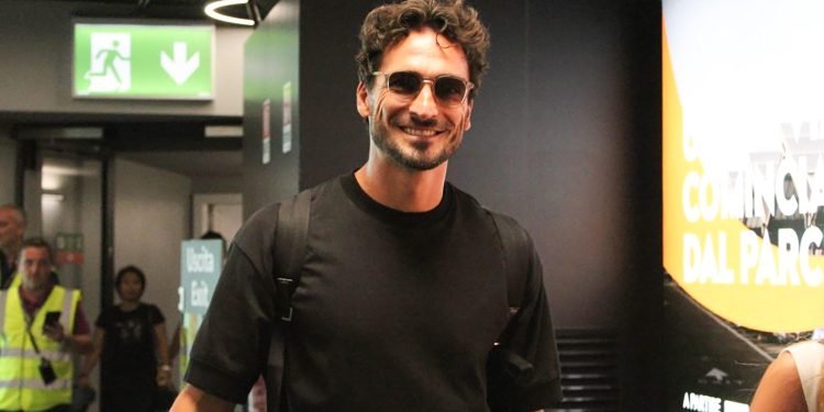 Il nuovo giocatore Mats Hummels (C) a Fiumicino, 4 Settembre 2024. Mats Hummels, ex Bayern Monaco e Borussia, difensore centrale campione del mondo con la Germania nel 2014 in Brasile, è sbarcato nella capitale per firmare, dopo aver sostenuto le visite mediche, un contratto di un anno con la Roma, più un altro che scatterebbe al raggiungimento del 50% delle presenze.// The new player Mats Hummels (C) arrives at 'Leonardo Da Vinci' airport in Fiumicino, near Roma, Italy, 4 September 2024. Mats Hummels, former Bayern Munich and Borussia, world champion central defender with Germany in 2014 in Brazil, landed in the capital to sign, after having undergone medical examinations , a one-year contract with Roma, plus another which would start upon reaching 50% of attendance. ANSA/TELENEWS