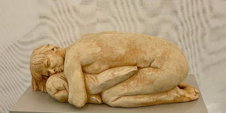 Giuseppe Bergomi, “Alma rannicchiata con cuscino”, terracotta, 2003