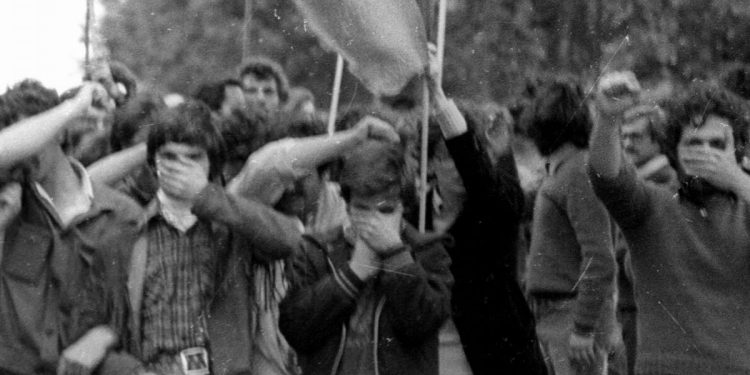 Militanti di Lotta Continua, Avanguardia Operaia, PDUP e Movimento lavoratori in corteo alla periferia di Roma nel 1977. (ANSA)