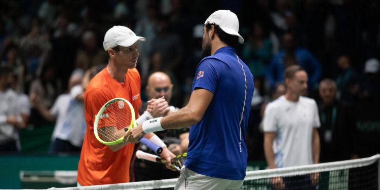 Matteo Berrettini saluta Botic Van de Zanschulp in Italia Olanda di Coppa Davis (Foto ANSA)