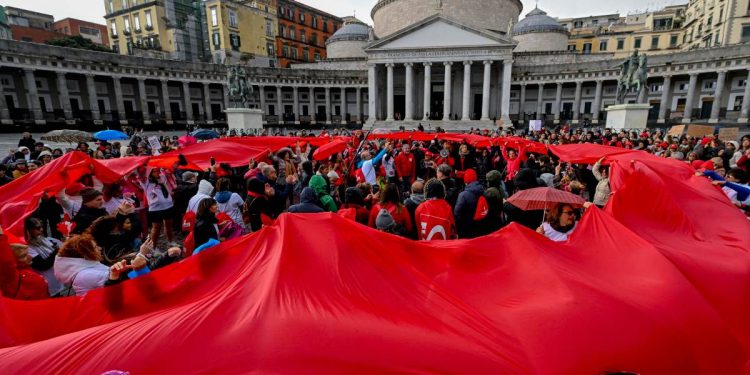 Flashmob a Napoli in occasione della Giornata internazionale contro a violenza sulle donne, 2023 (Ansa)