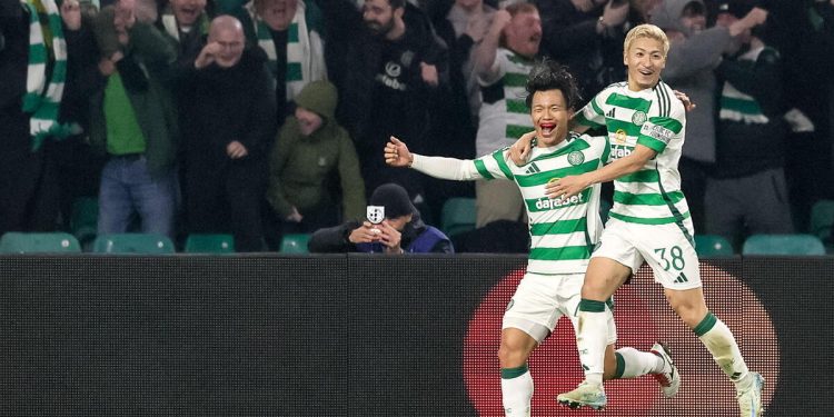 Reo Hatate e Daizen Maeda esultano con il Celtic (Foto ANSA)