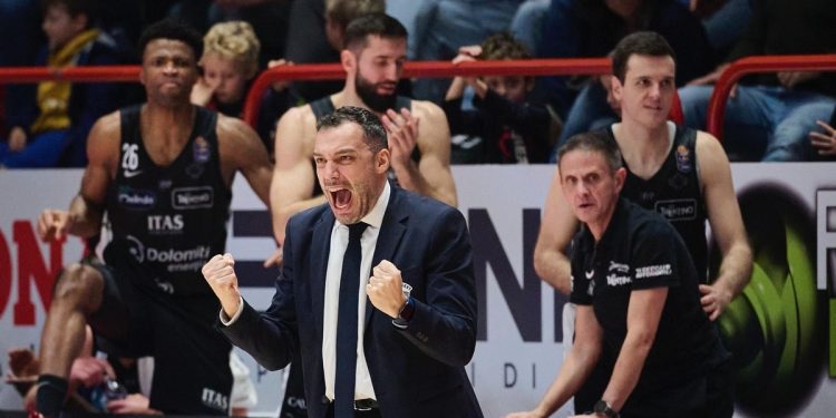 Paolo Galbiati, allenatore della Dolomiti Energia Trento (da facebook.com/AquilaBasketTN)