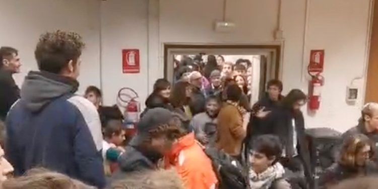 L'irruzione dei contestatori nell'aula dell'incontro organizzato da Obiettivo Studenti (foto Obiettivo Studenti)