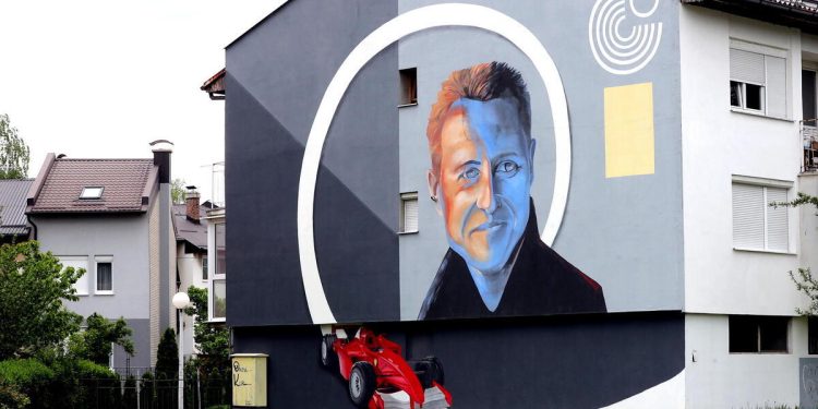 Un murale dedicato a Michael Schumacher (Foto ANSA)