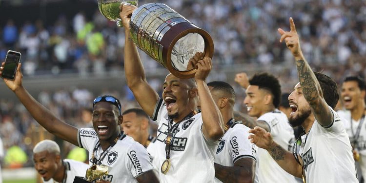 epaselect epa11750596 Players of Botafogo celebrate with the trophy after winning the CONMEBOL Libertadores final match between Atletico Mineiro and Botafogo, at the Estadio Mas Monumental stadium in Buenos Aires, Argentina, 30 November 2024.  EPA/Antonio Lacerda