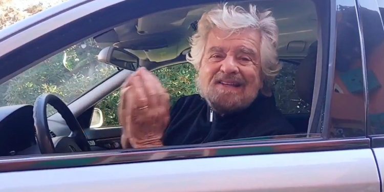 Grillo celebra il funerale del M5s