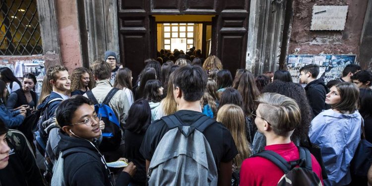 Studenti all'ingresso del Liceo "Virgilio" di Via Giulia a Roma (Ansa)