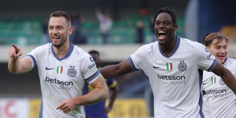 Stefan De Vrij e Yann Aurel Bisseck esultano con l'Inter (Foto ANSA)