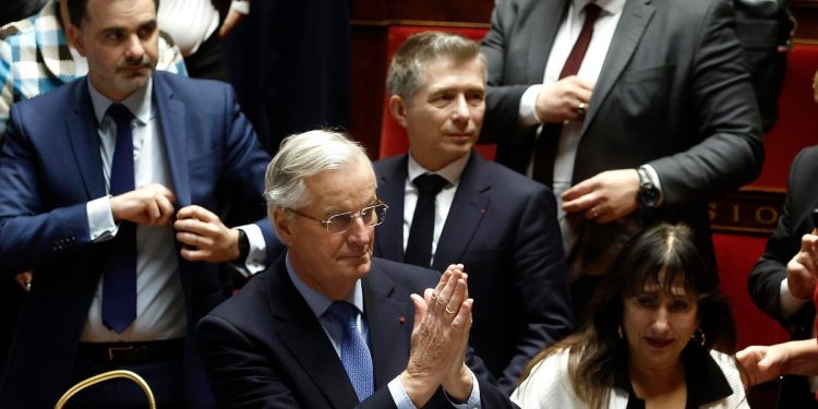 Michel Barnier nell'aula dell'Assemblea nazionale (Ansa)