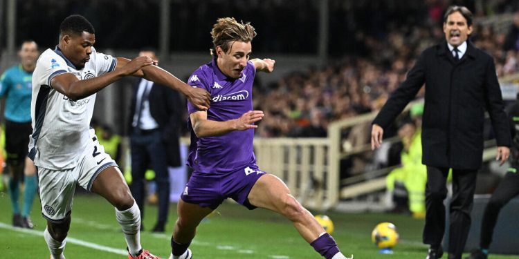 Edoardo Bove in Fiorentina Inter, appena prima del malore (Foto ANSA)