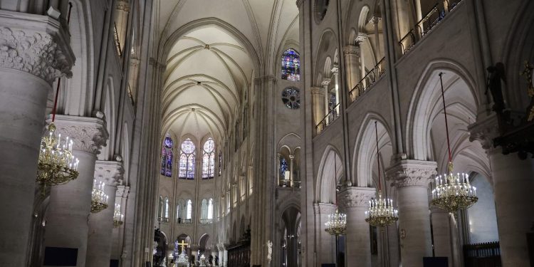 La navata centrale di Notre-Dame di Parigi appena restaurata (Ansa)