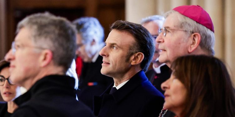 EmmanuelMacron all'interno di Notre-Dame (Ansa)