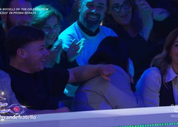 Ragazzo dorme durante la diretta del Grande Fratello (Foto: screen da Canale 5)