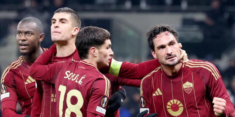 Mats Hummels festeggia il gol a Londra con la Roma (Foto ANSA)