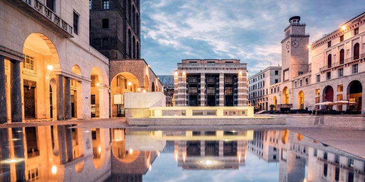 Piazza della Vittoria a Brescia (@inLombardia)