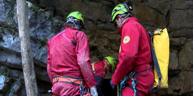 Soccorritori al lavoro per il recupero della speleologa Ottavia Piana (Ansa)