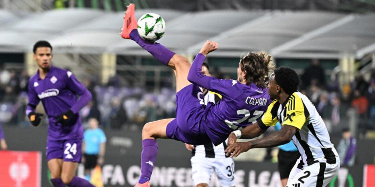 Una rovesciata di Andrea Colpani con la Fiorentina in Conference League (Foto ANSA)