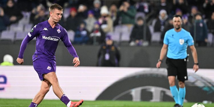 Albert Gudmundsson con la Fiorentina (Foto ANSA)