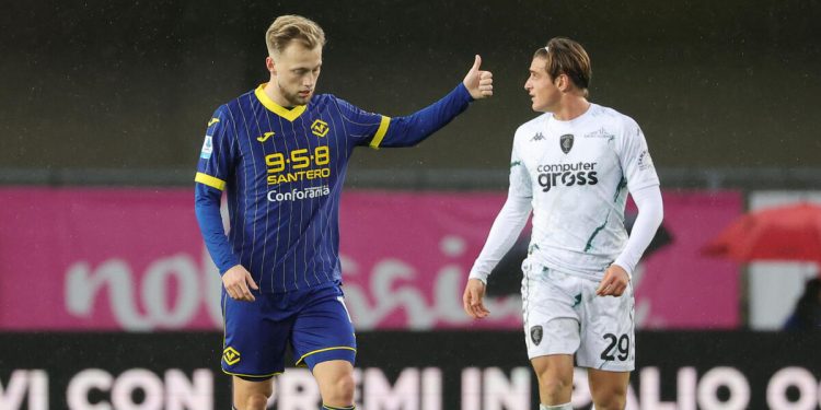 Casper Tengstedt con la maglia del Verona (Foto ANSA)