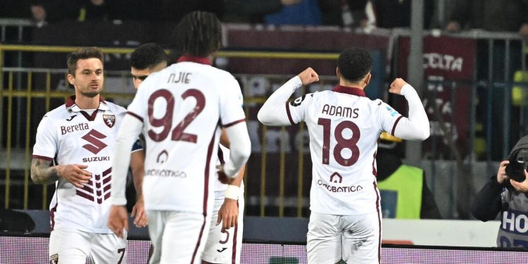 Ché Adams esulta dopo un gol con il Torino (Foto ANSA)