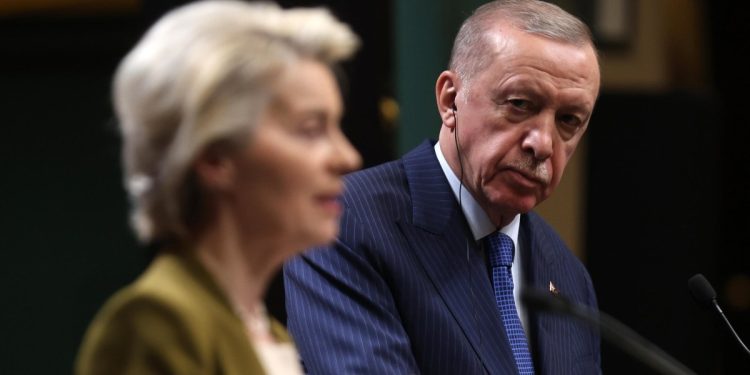 Recep Tayyip Erdogan, presidente della Turchia, con Ursula von der Leyen, presidente della Commissione UE (Ansa)